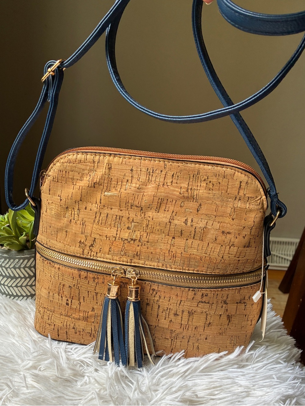 Natural Cork Tassel Crossbody Bag with Zip Pocket 💙 - Picture 3 of 9